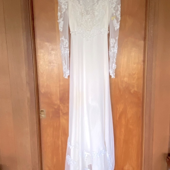 Vintage lace wedding gown - Picture 9 of 9
